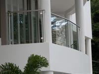Balustrady balkonowe nierdzewne z szybą